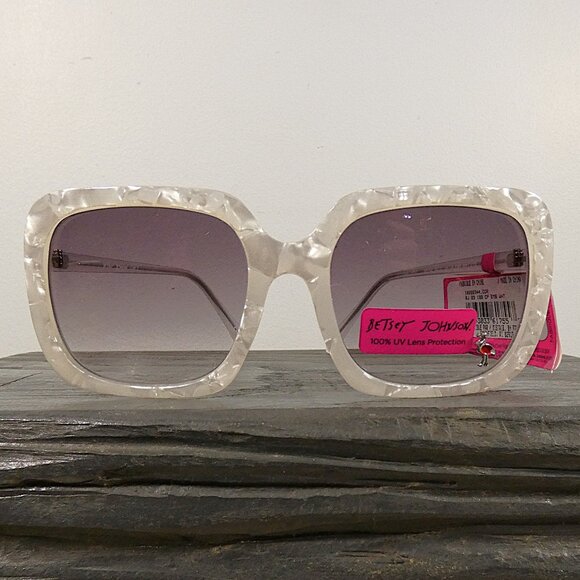 Betsey Johnson Accessories - HOST PICK! NWT Betsey Johnson FUN FABULOUS in The Details Square Sunglasses